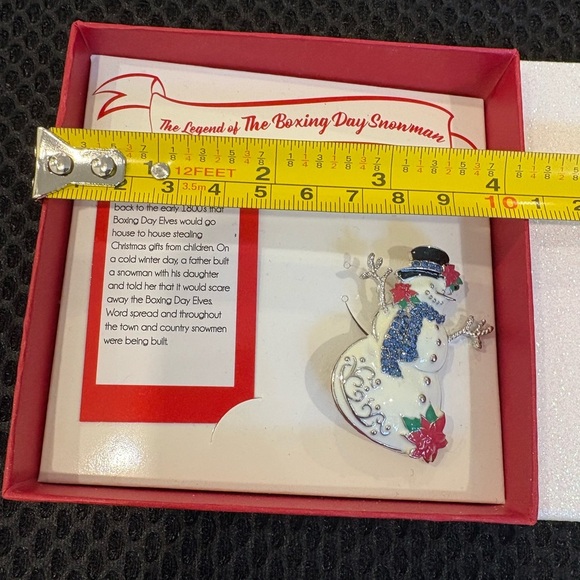 New Boxing Day Snowman Brooch Pin - Unisex - Picture 6 of 9